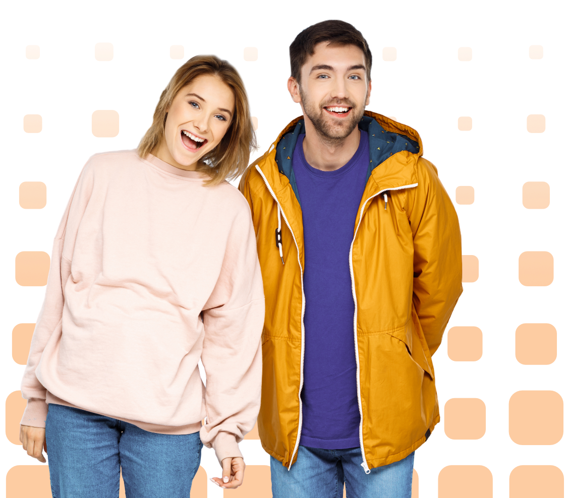 Zwei Junge Erwachsene lachen in Kamera. Eine Frau mit Pulli und ein Mann in Jacke